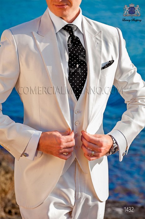 Traje con chaleco de moderno estilo “Slim”. Americana con solapas punta y 1 botón. Tejido shantung de seda color blanco.