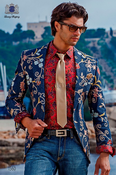 Denim blazer with floral embroidery. Peak lapels and 1 phantasy button. Cotton denim fabric.