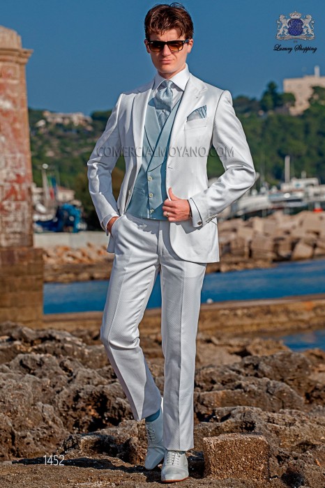 Traje moderno italiano de estilo “Slim”. Modelo solapas en “V” y 2 botones. Tejido color blanco 100% algodón
