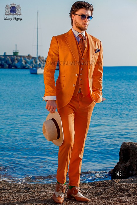 Costume moderne de style italien "Slim". Volets du modèle en «V» et 2 boutons. Tissu orange 100% coton