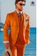 Traje moderno italiano de estilo “Slim”. Modelo solapas en “V” y 2 botones. Tejido color naranja 100% algodón