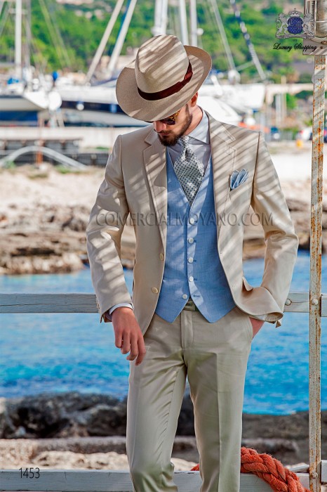 Costume moderne de style italien "Slim". Volets du modèle en «V» et 2 boutons. Tissu beige 100% coton