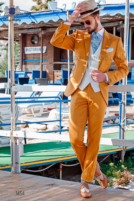 Modernen italienischen Stil Kostüm "Slim". Modell Klappen in "V" und zwei Tasten. Gold 100% Baumwollgewebe gefärbt.