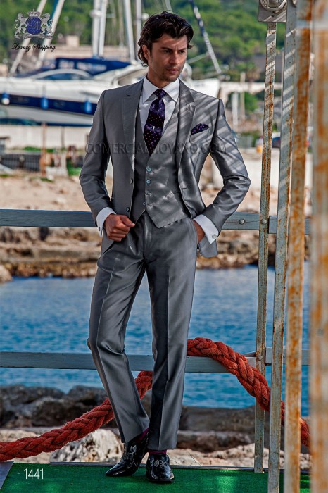 Teiligen Anzug modernen "Slim". Amerikaner mit Klappen in "V" und zwei Tasten. Shantungseide Stoff grau