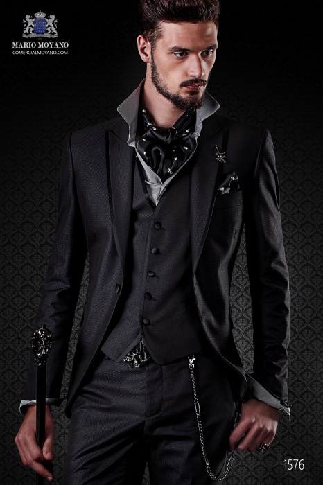 Italien costume de mode moderne noir. Revers de pointe avec satin contraste et 1 bouton.
