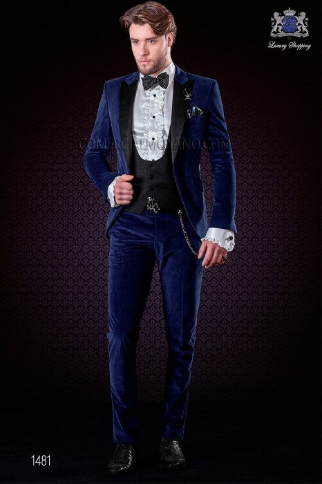 Italienne mode costume bleu de velours. Satin noir revers de pointe et 1 bouton noir de satin.