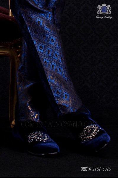 Blue velvet slipper shoe with embroidery