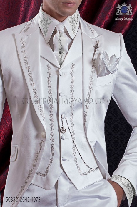 Camisa y accesorios en tejido lúrex blanco con bordado