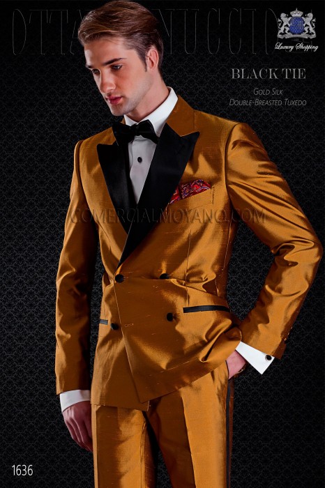 Tuxedo croisé de shantung doré avec satin revers. Revers de pointe et 4 boutons. Tissu shantung soie mélangée.