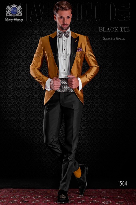 Golden shantung tuxedo with satin lapels. Peak lapels and 1 button. Shantung silk mix fabric.
