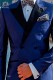 Tuxedo croisé de shantung bleu royal avec satin revers. Revers de pointe et 4 boutons. Tissu shantung soie mélangée.