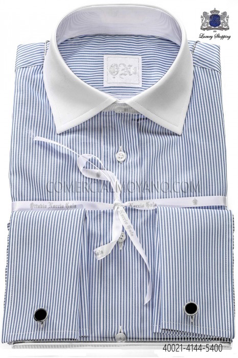 Chemise bleue rayée de coton avec col contrasté