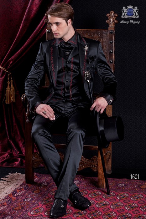 Anzug Barock. Klassiker Anzug Mantel aus schwarzem Satin-Stoff mit roter Stickerei.