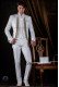 Gehrock Anzug, weiß, aus Brokat mit golden Kristall Rhinestones.