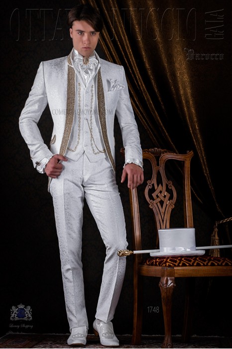 Gehrock Anzug, weiß, aus Brokat mit golden Kristall Rhinestones.