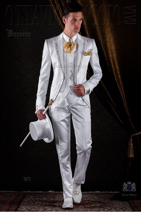 Costume de mariage blanc de satin avec broderie doré.