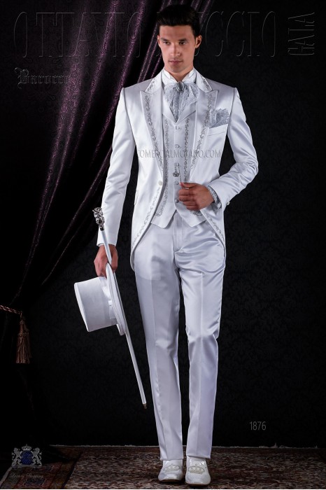 Costume de mariage blanc de satin avec broderie argenté.