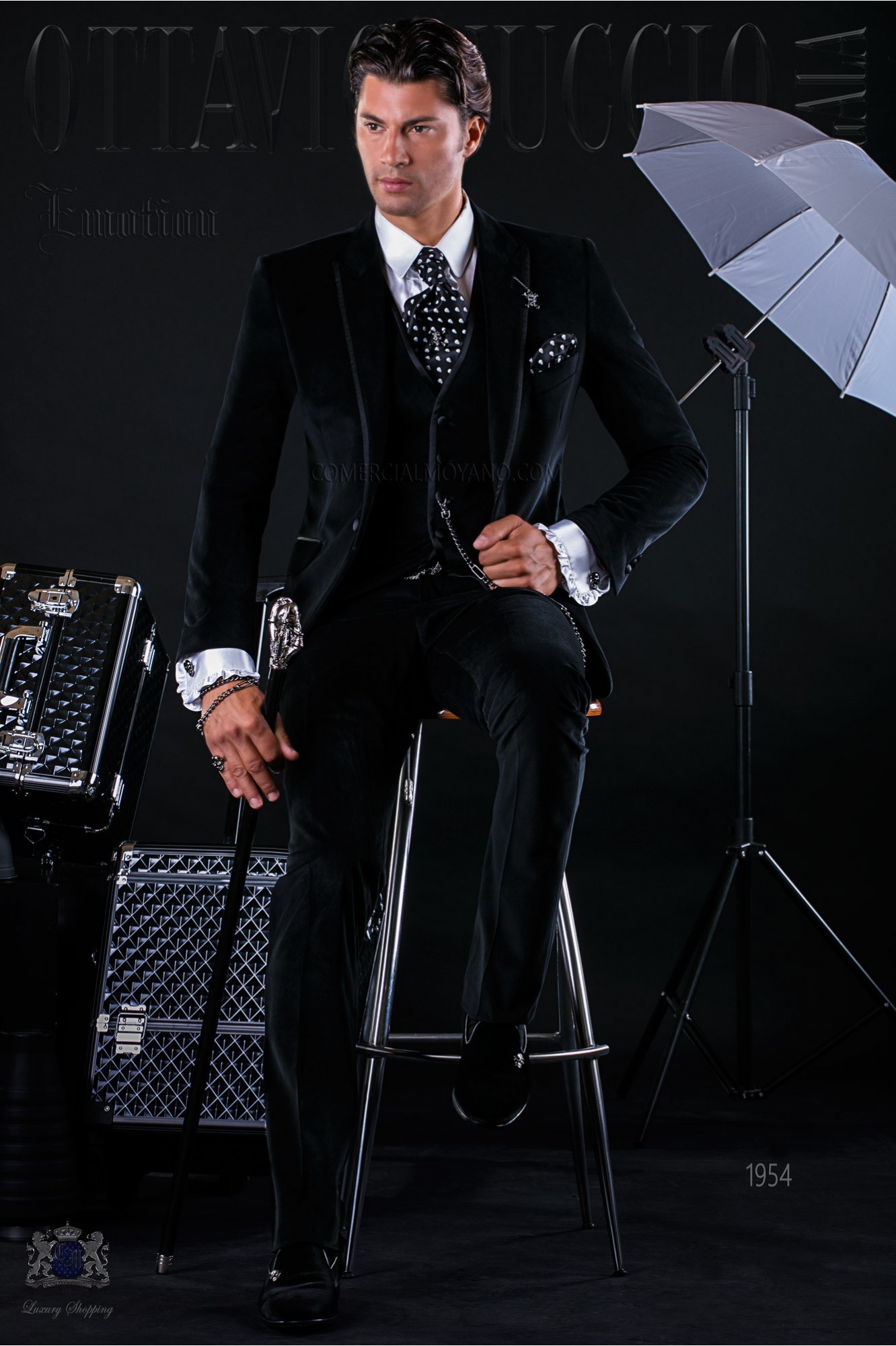 Bespoke Fashion black velvet suit with satin details model 1954 Mario Moyano