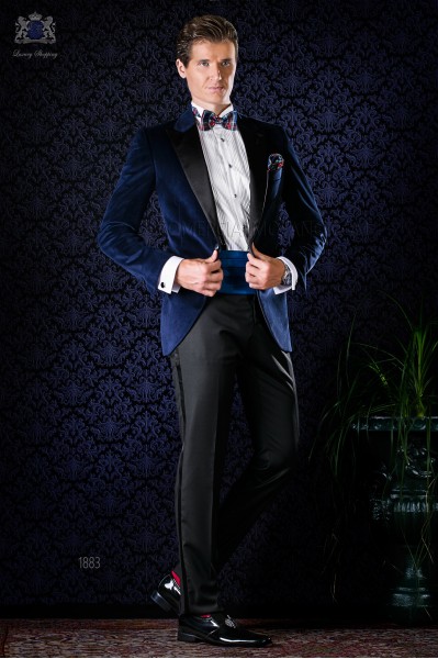 Esmoquin azul de terciopelo con pantalón negro