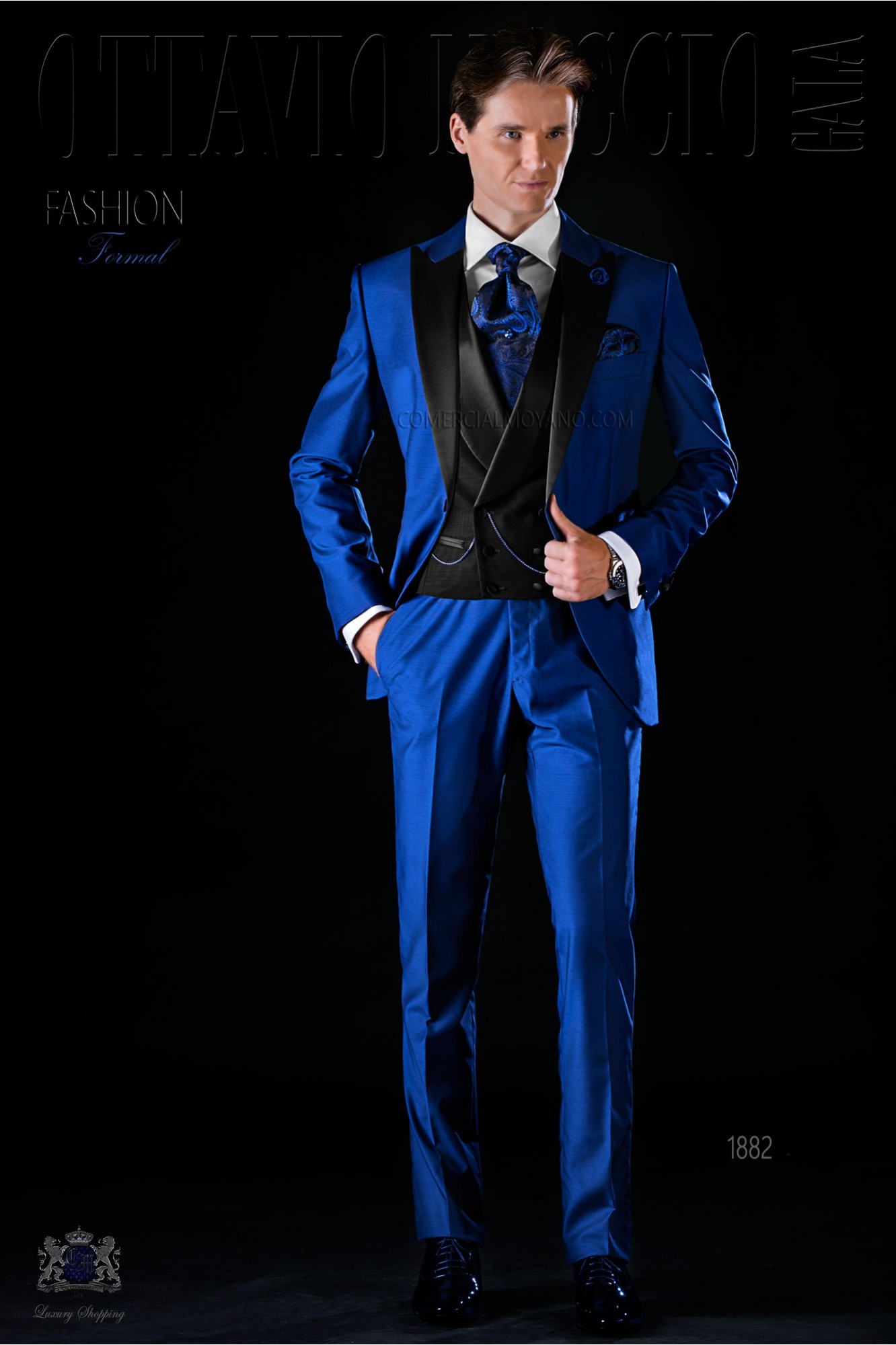 Traje de novio moderno azul eléctrico con solapa negra modelo: 1882 Mario Moyano colección Fashion