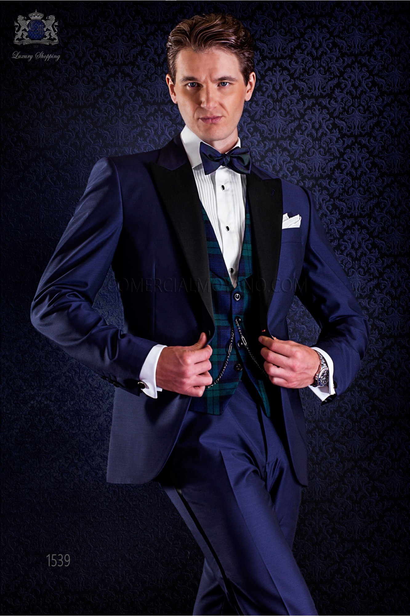 Esmoquin italiano azul con solapas contraste. Modelo solapa punta con 1 botón. Tejido mixto lana modelo: 1539 Mario Moyano colección Black Tie