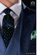 Corbata azul marino con topos verdes