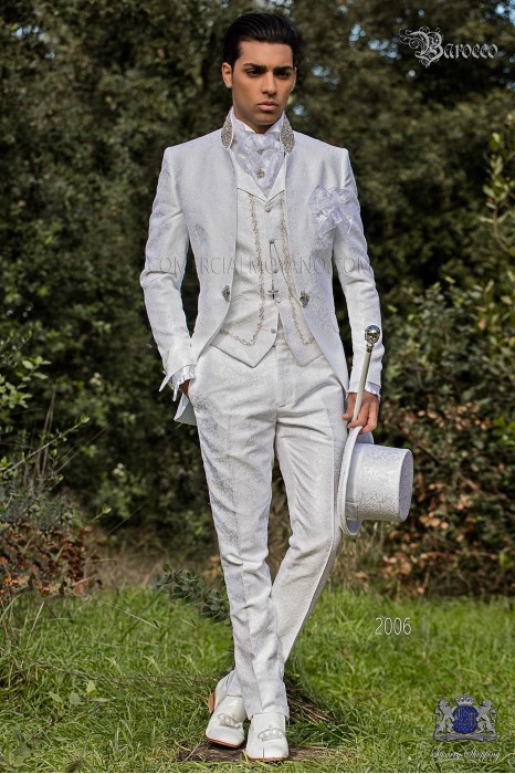 Manteau de mariée baroque. Redingote blanc cru jacquard col mandarin avec des strass.