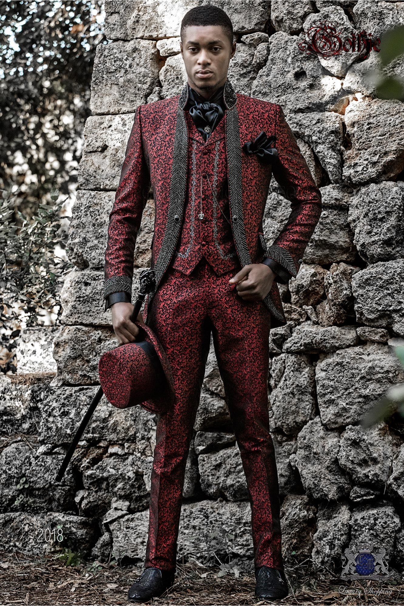 levita vintage en tejido brocado rojo con cuello Mao con pedrería negra modelo: 2018 Mario Moyano colección Barroco