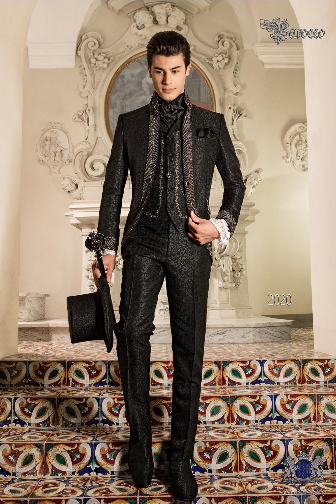 levita vintage en tejido brocado negro con cuello Mao con pedrería negra modelo: 2020 Mario Moyano colección Barroco