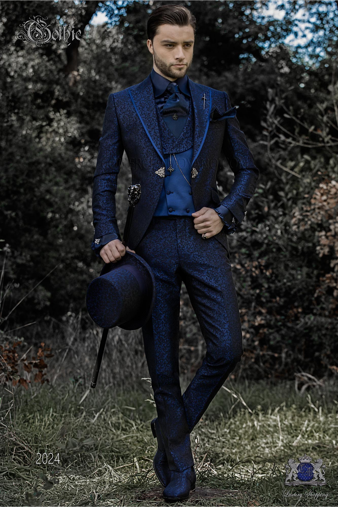 levita de época en jacquard azul con perfil de raso en las solapas modelo: 2024 Mario Moyano colección Barroco