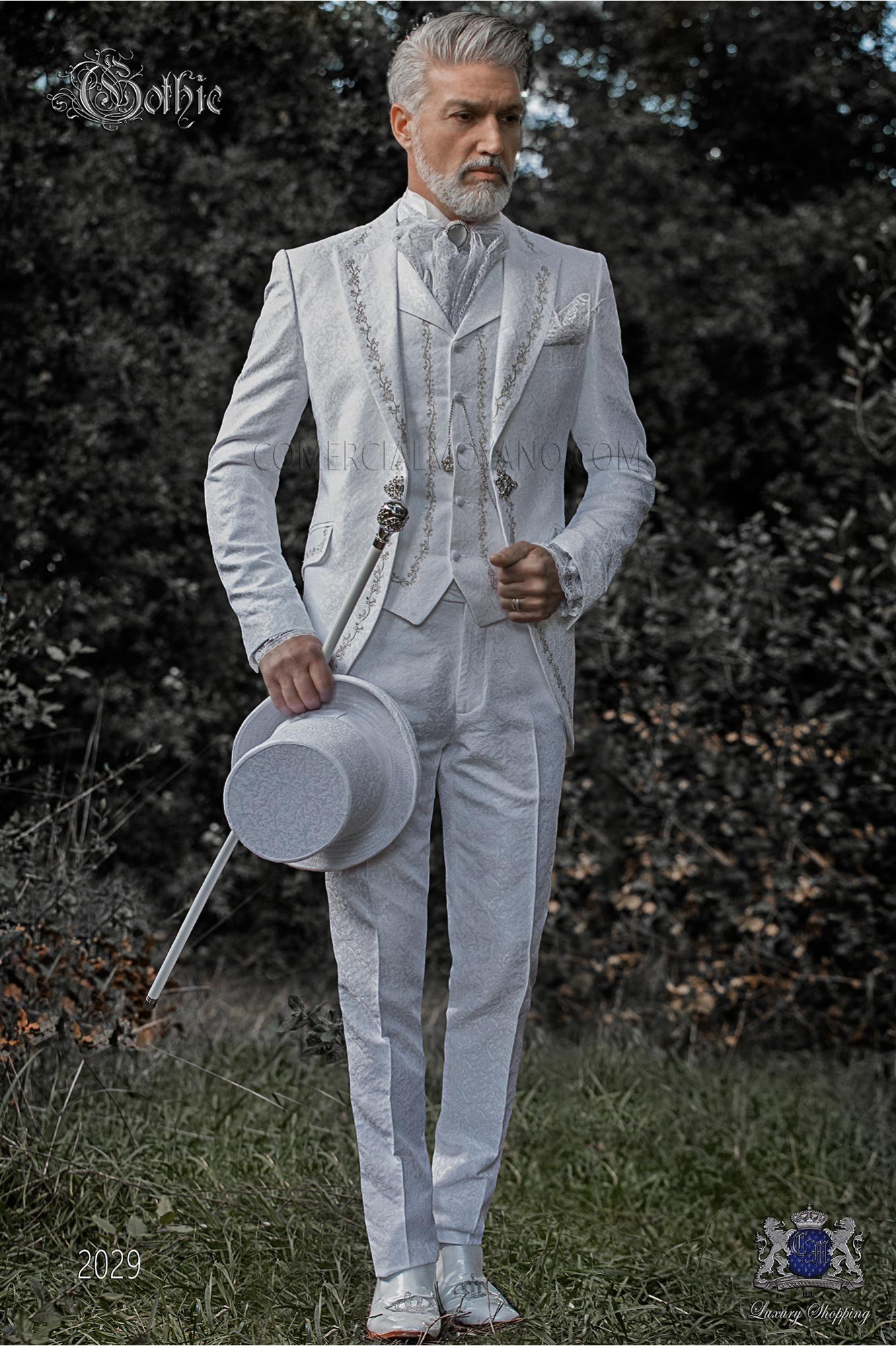 levita de época en tejido jacquard blanco con bordados plateados y broche de cristal modelo: 2029 Mario Moyano colección Barroco