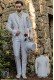 Costume de marié baroque, redingote vintage en tissu jacquard blanc avec broderie en dorée et fermoir en cristal