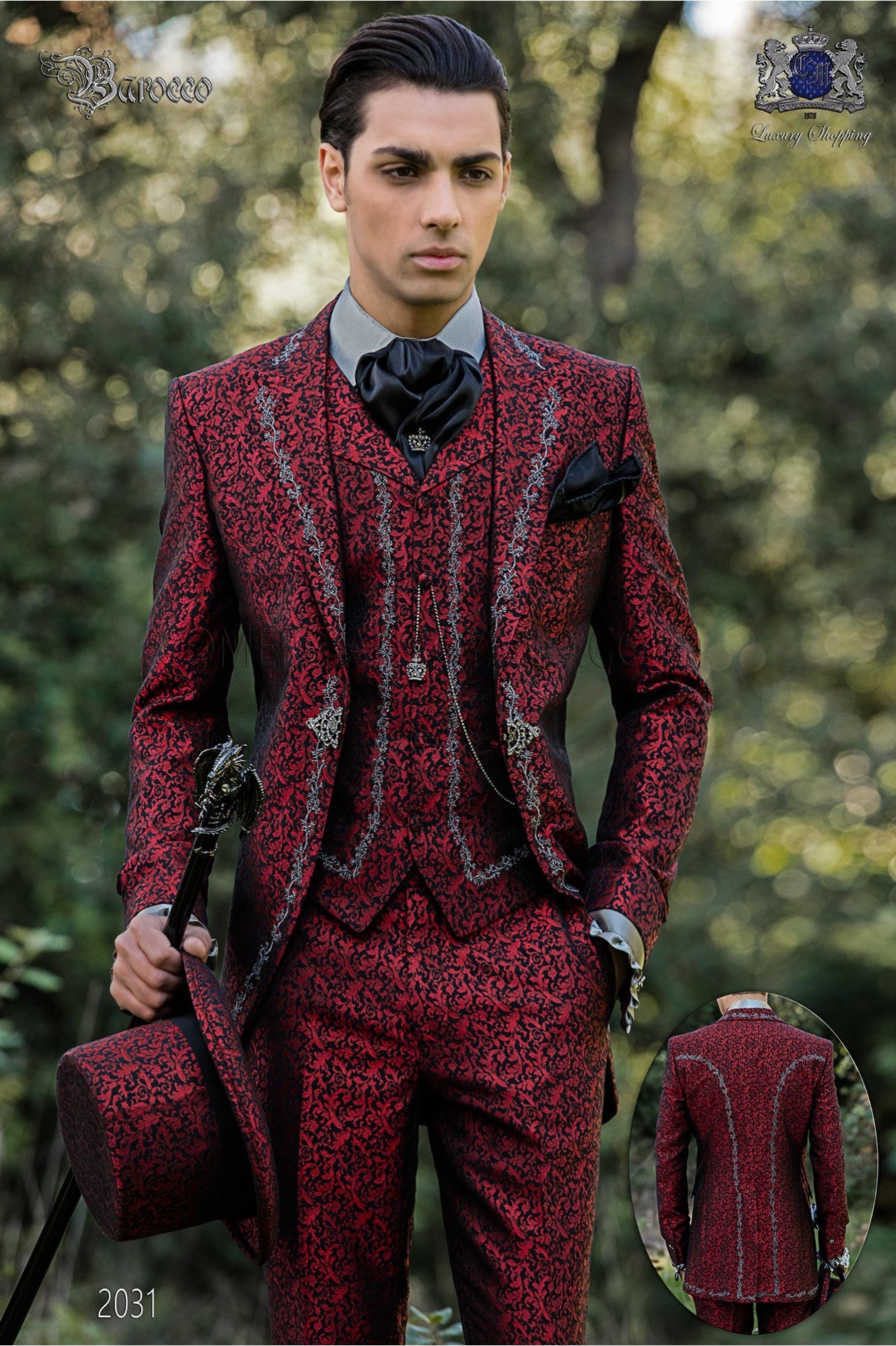 levita de época en tejido jacquard rojo con bordados plateados y broche de cristal modelo: 2031 Mario Moyano colección Barroco