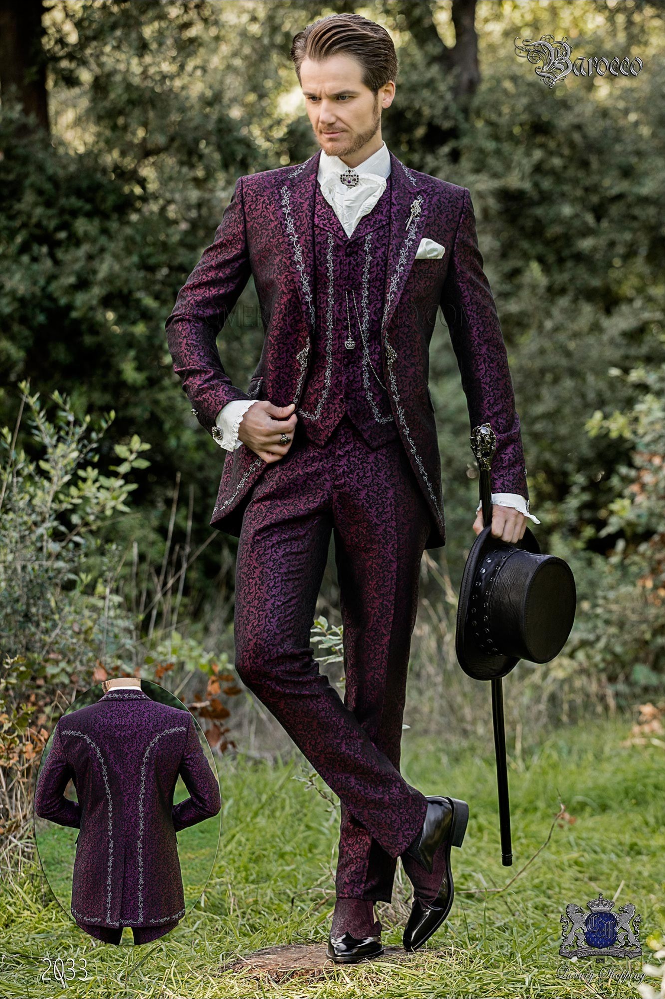 Traje de novio barroco, levita de época en tejido jacquard púrpura con bordados plateados y broche de cristal