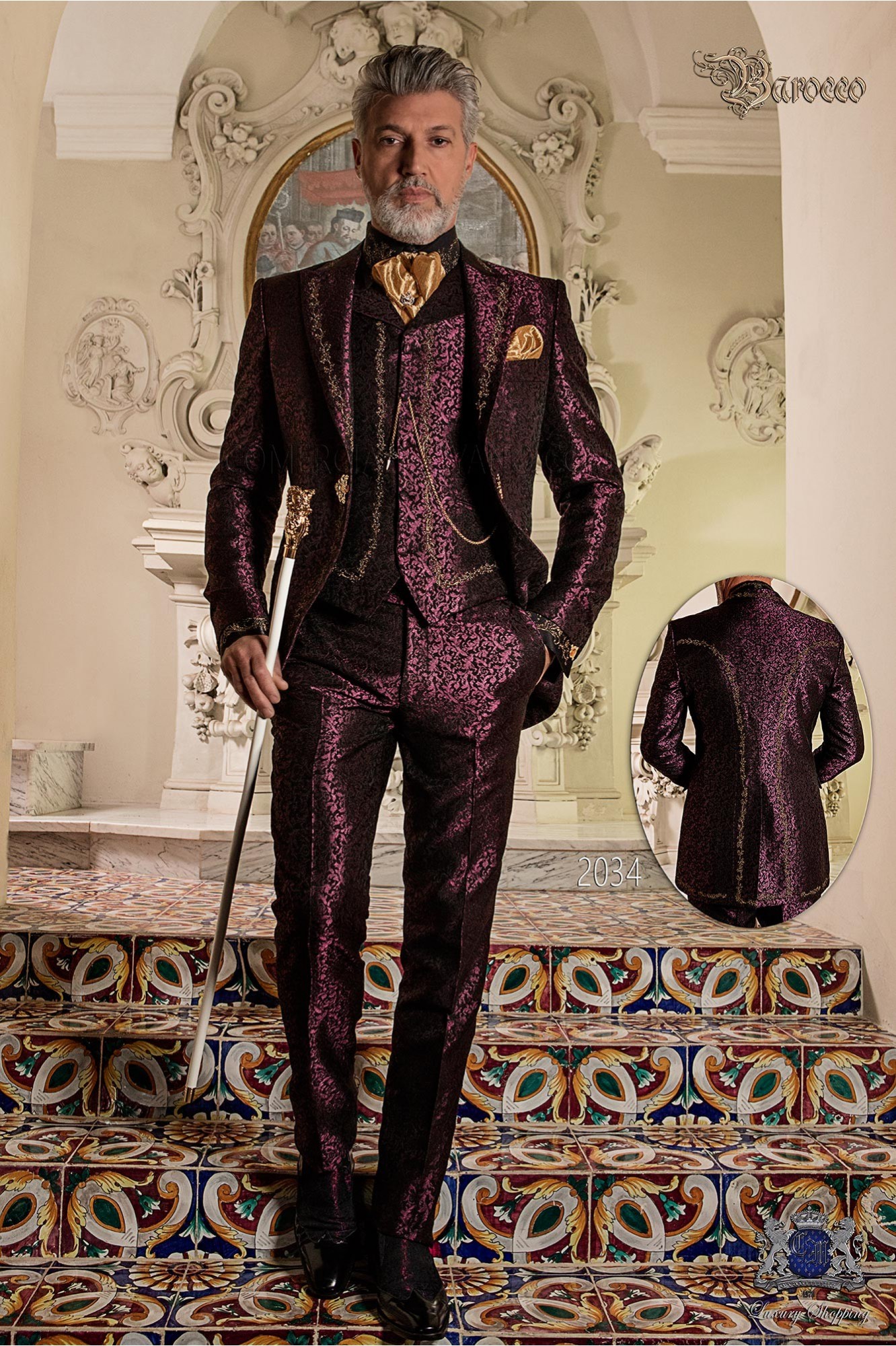 Traje de novio barroco, levita de época en tejido jacquard púrpura con bordados dorados y broche de cristal
