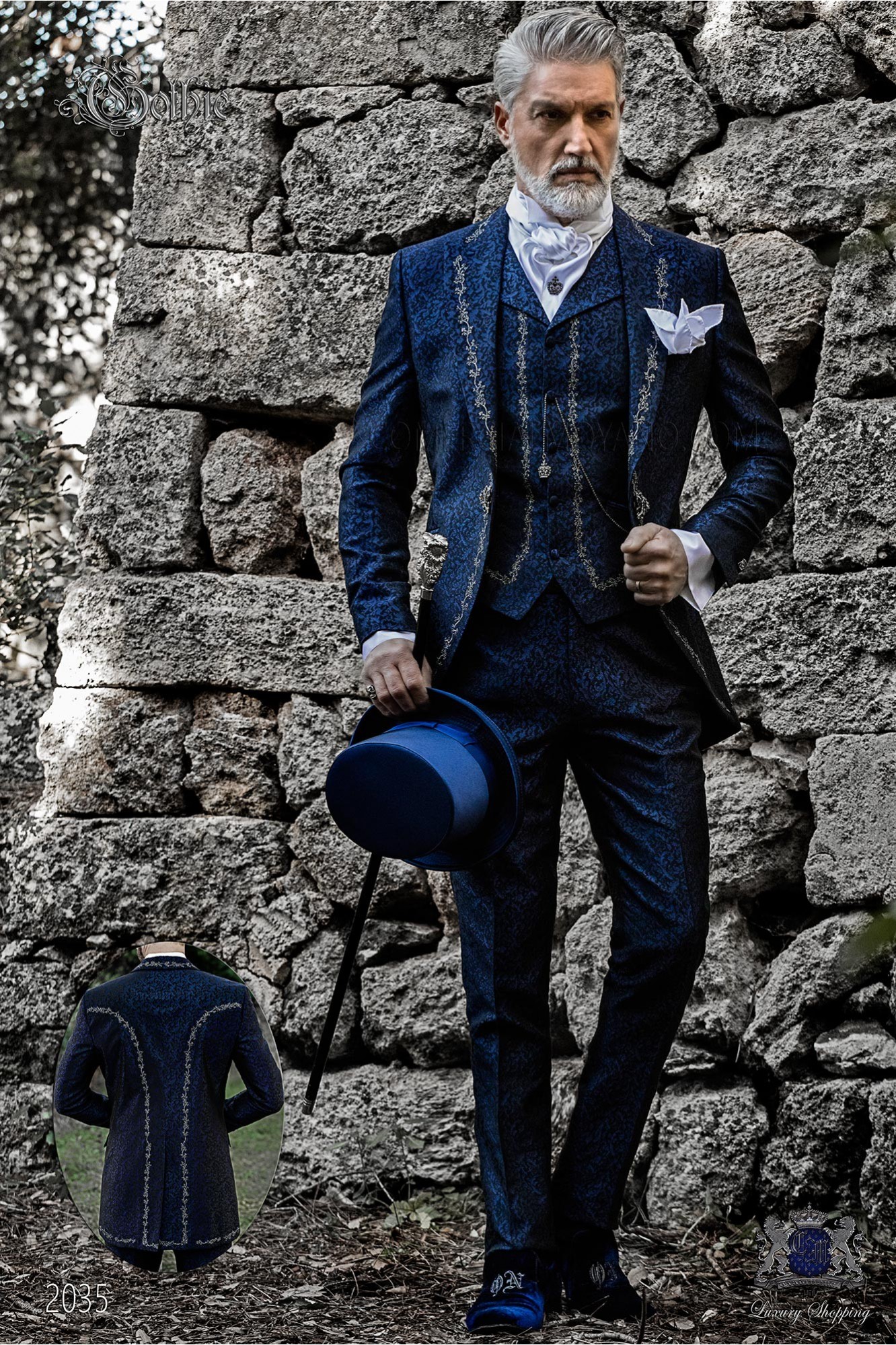 levita de época en tejido jacquard azul con bordados plateados y broche de cristal modelo: 2035 Mario Moyano colección Barroco