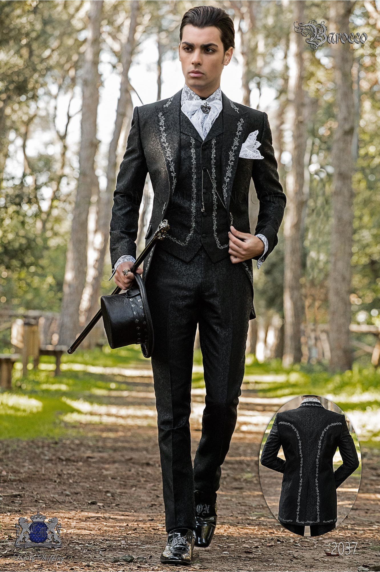 levita de época en tejido jacquard negro con bordados plateados y broche de cristal modelo: 2037 Mario Moyano colección Barroco