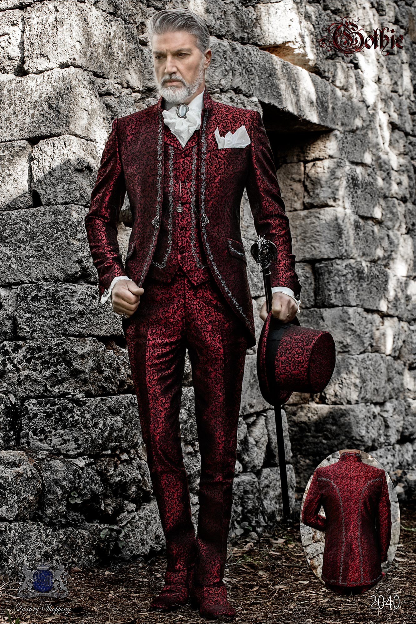 COTraje de novio barroco, levita de época cuello mao en tejido jacquard rojo con bordados plateados y broche de cristalPIAR_TITULO
