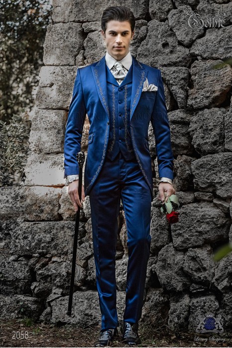 Traje de novio barroco, levita redingote en raso azul con bordados plateados y broche de cristal