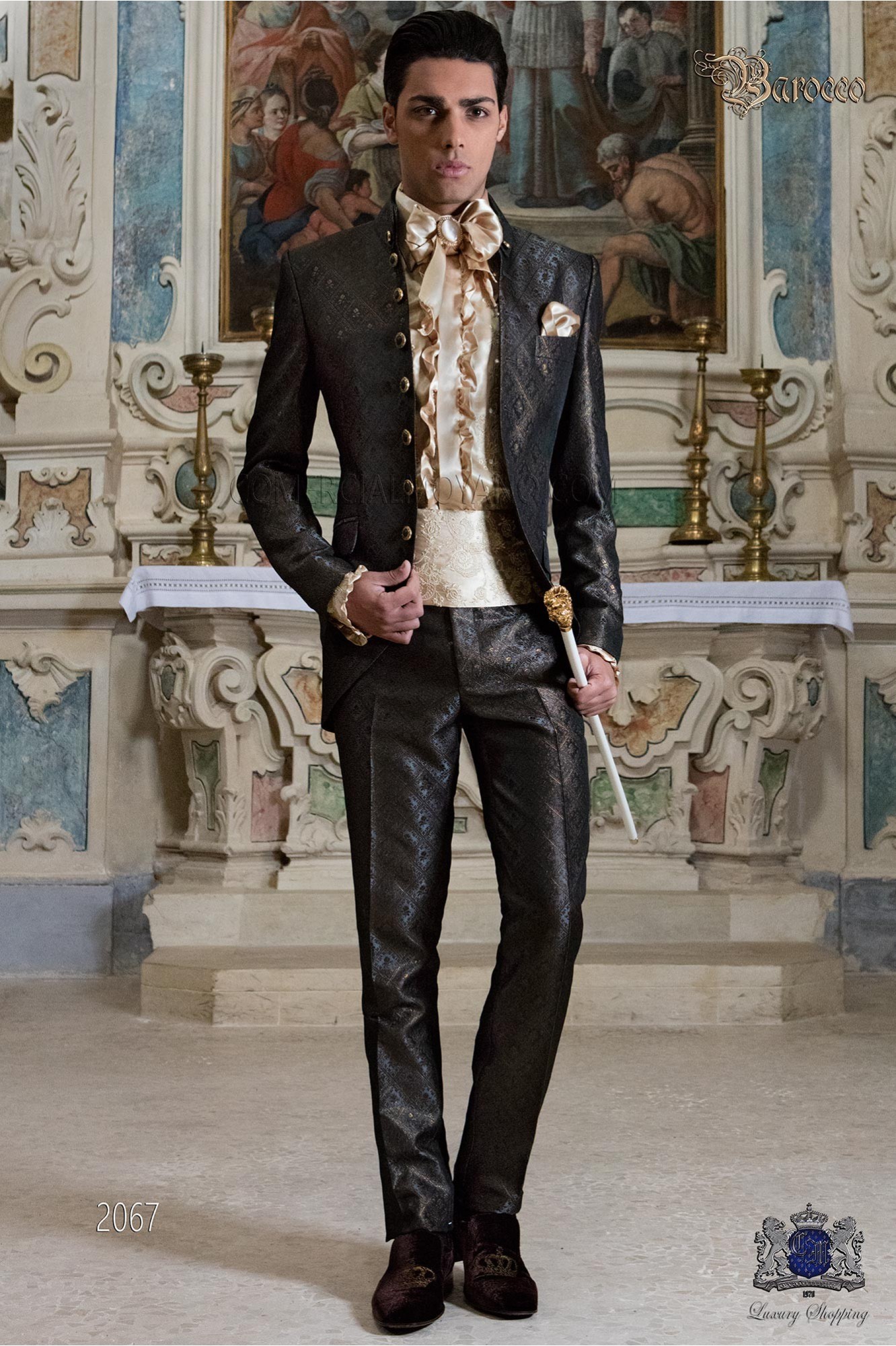 Traje de novio barroco, casaca de época cuello Napoleón en tejido brocado gris-oro con botones dorados