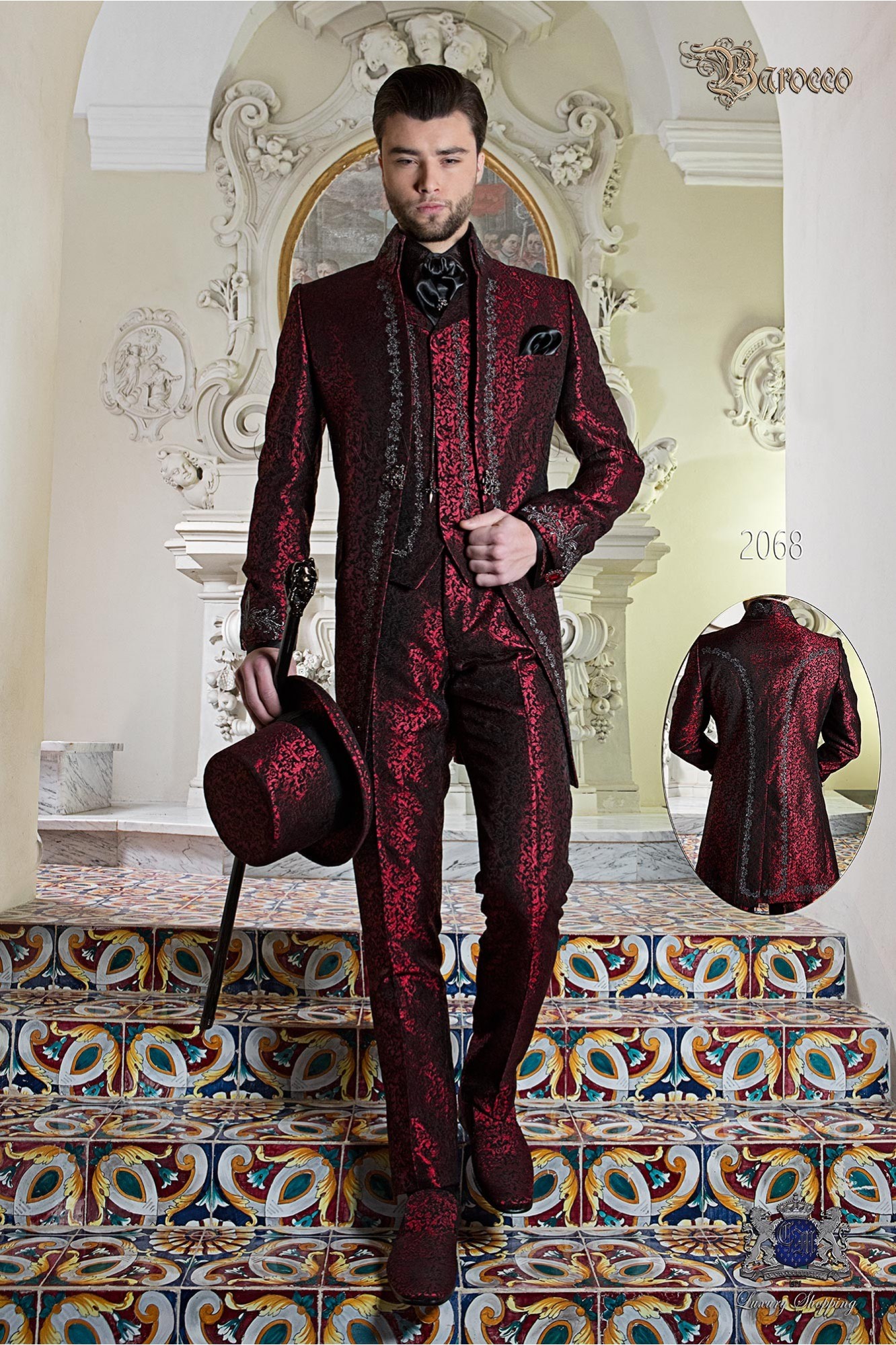 Traje de novio barroco, levita de época cuello Napoleón en tejido jacquard rojo con bordados plateados y broche de cristal