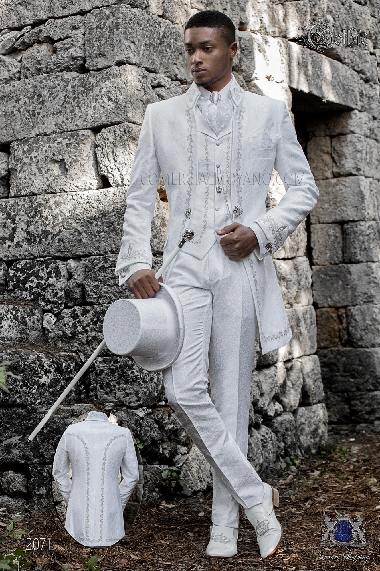 levita de época cuello Napoleón en tejido jacquard blanco con bordados plateados y broche de cristal modelo: 2071 Mario Moyano colección Barroco