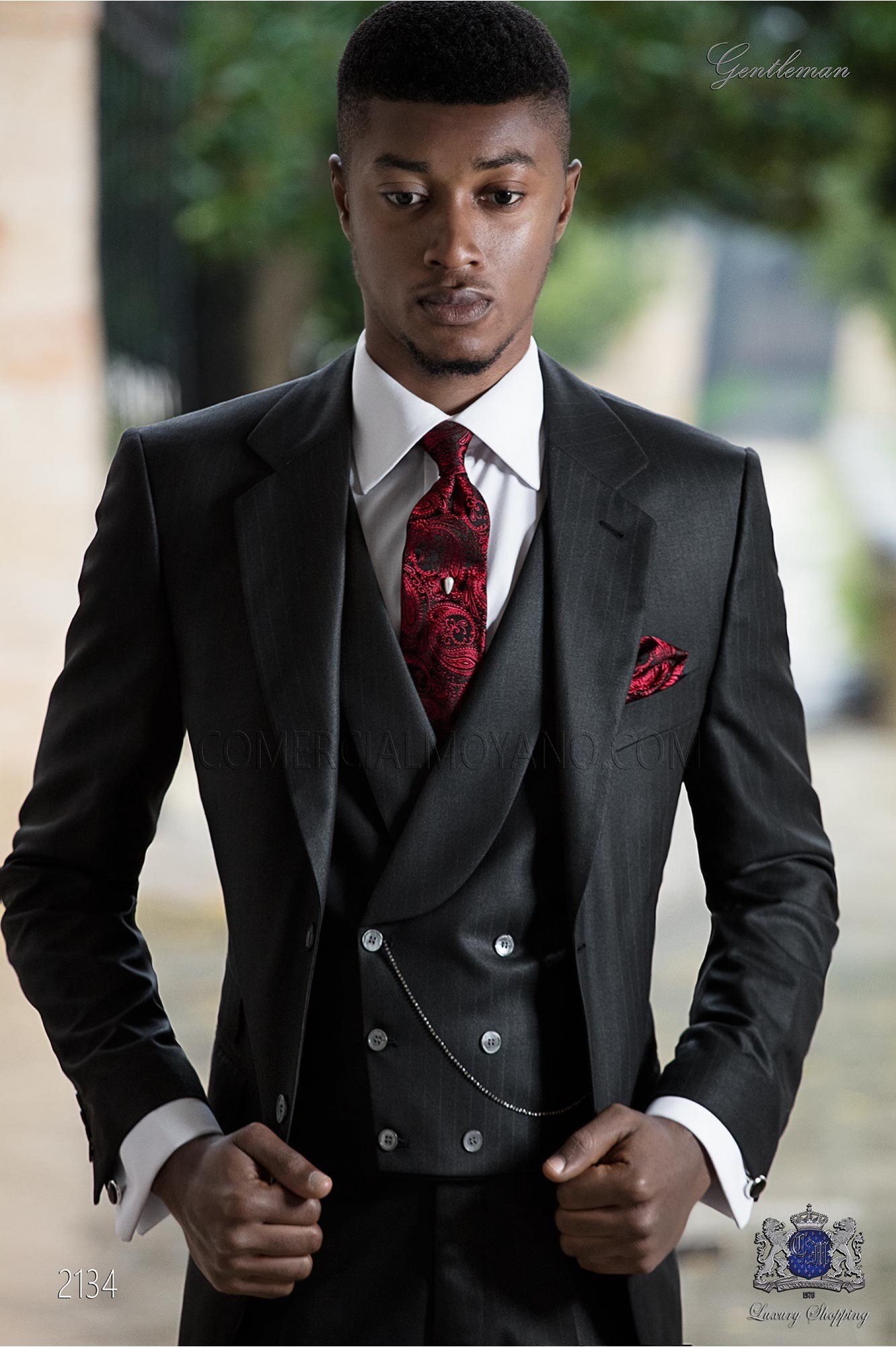 Traje negro con raya diplomática roja modelo: 2134 Mario Moyano colección Gentleman