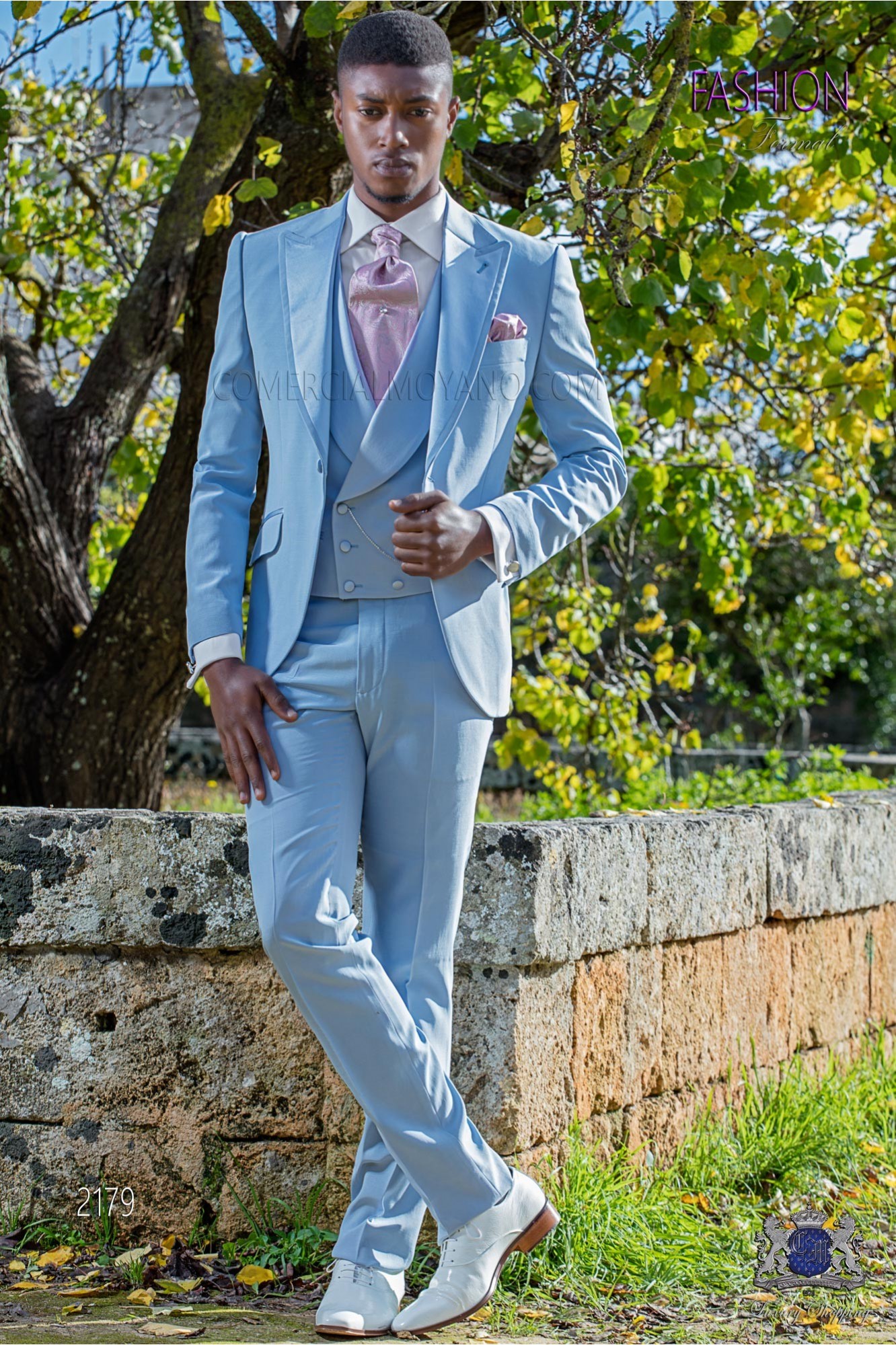 Traje de novio slim azul celeste con solapas en raso modelo: 2179 Mario Moyano colección Fashion