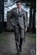 Traje de moda italiano gris con apliques metálicos