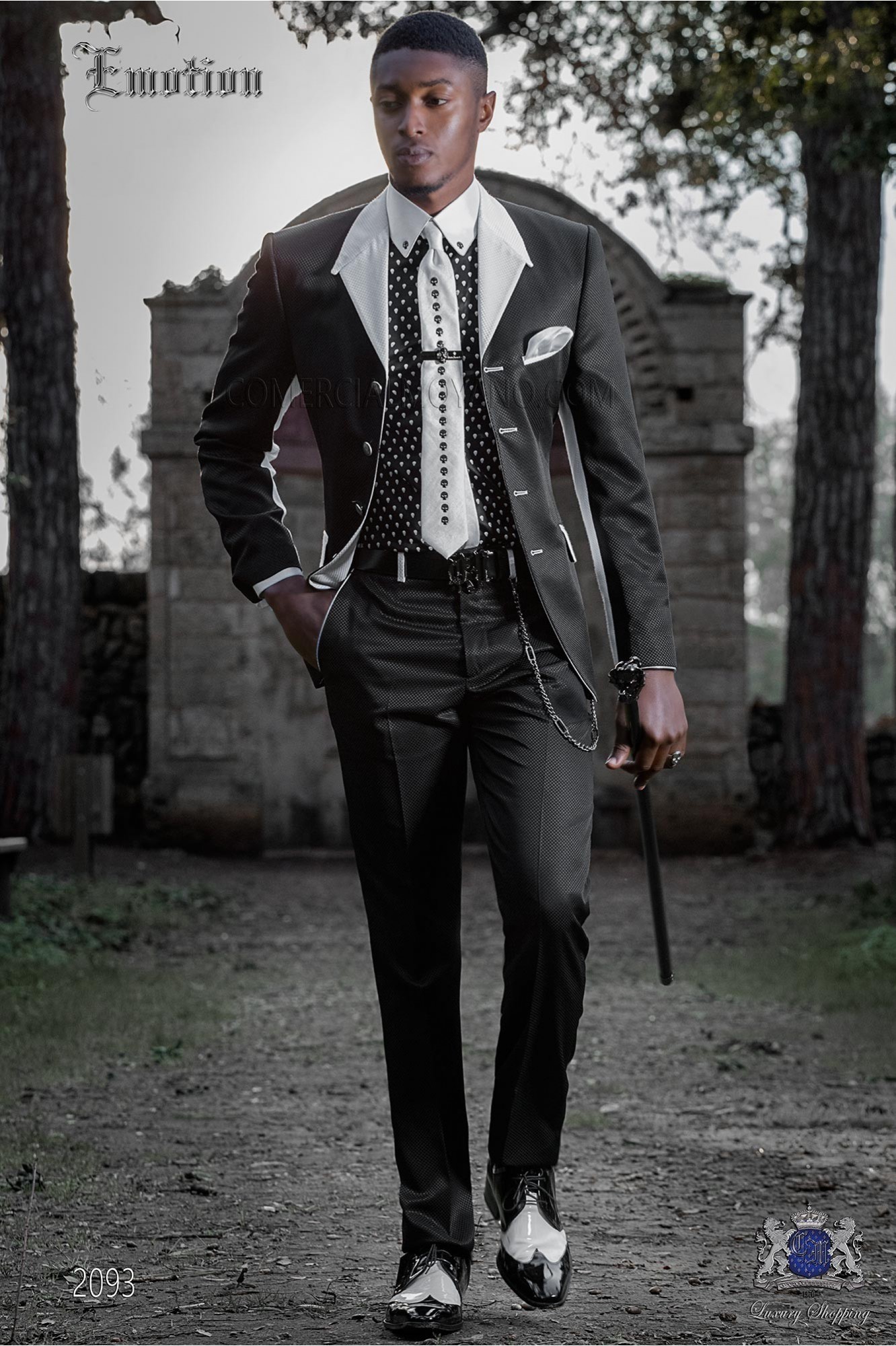 Traje de moda negro con solapa en blanco modelo: 2093 Mario Moyano colección Emotion