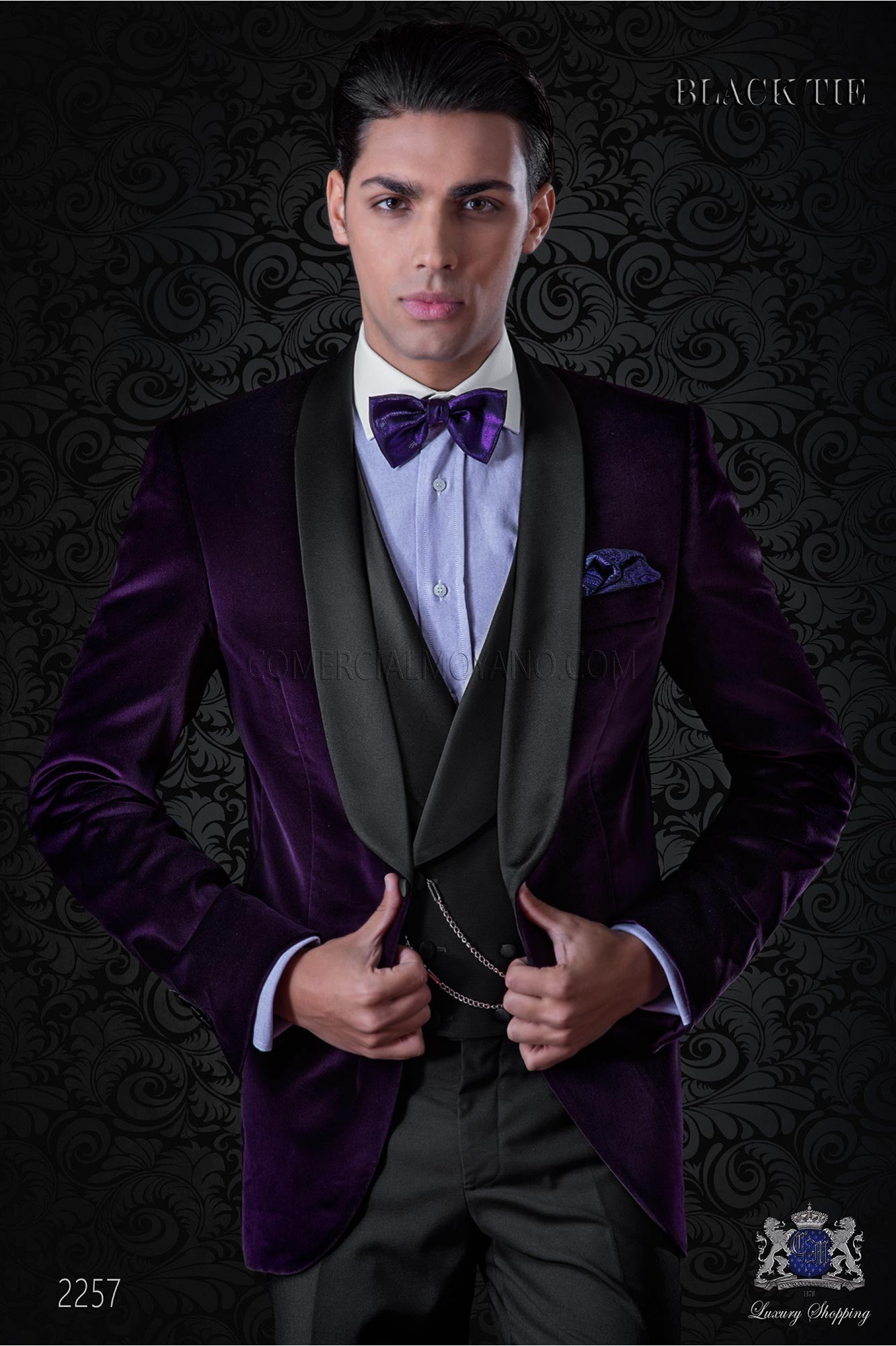 Esmoquin italiano púrpura terciopelo con solapas de raso. Tejido terciopelo 100 % algodón modelo: 2257 Mario Moyano colección Black Tie