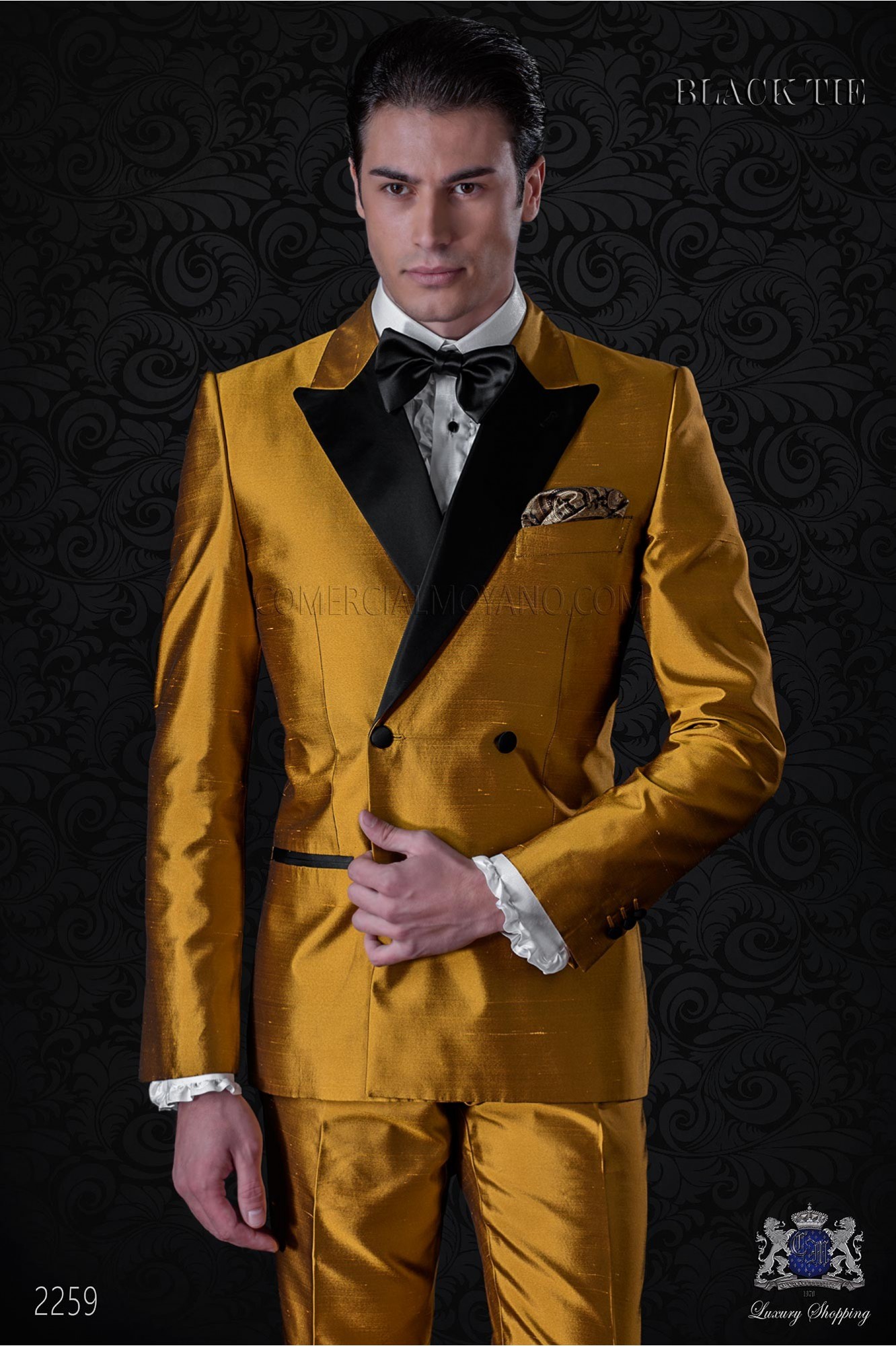 Esmoquin cruzado dorado shantung con solapas de raso. Tejido shantung mixto seda modelo: 2259 Mario Moyano colección Black Tie