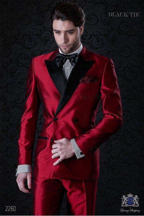 Tuxedo croisé de shantung rouge avec satin revers. Tissu shantung soie mélangée.