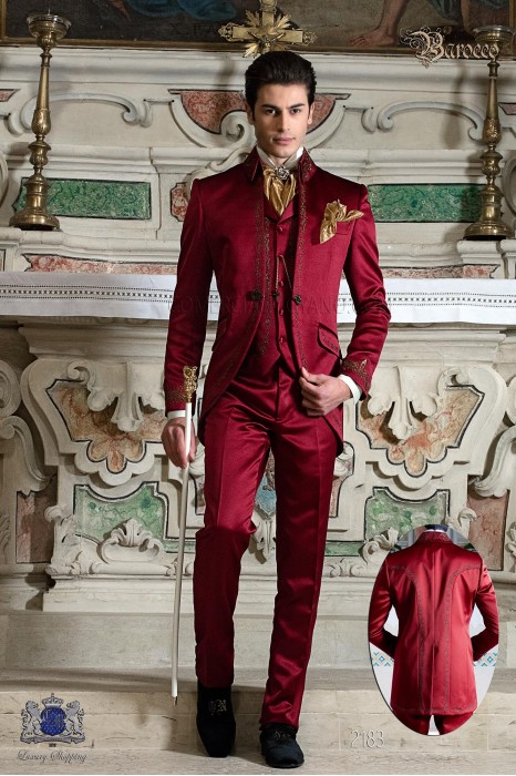 Anzug Barock. Klassiker Anzug Jacke in rotem Satin mit Gold farbigen Garnen bestickt.